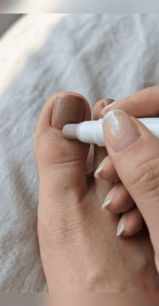 CutiPen 3 en 1 — Aceite, empujador y reparador en un solo lápiz 💅 · GIF 1